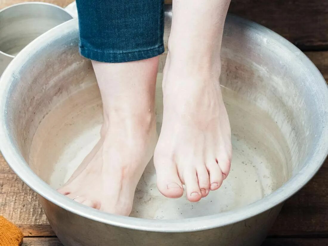 Уксус с горячей водой. Ванночка для ног. Ножные ванночки. Травяные ванночки для ног.