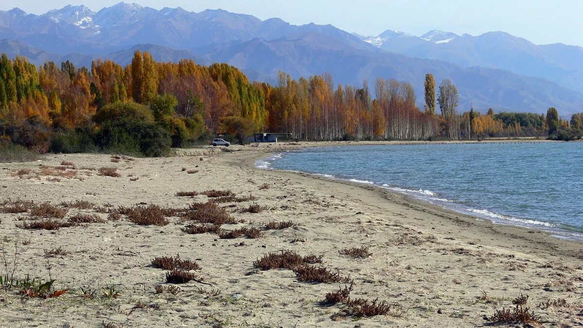 иссык-куль осенью. иссык куль обмелел. иссык-куль фотографии киргизия озеро. осень на иссык куле. пляж иссык куль киргизия.
