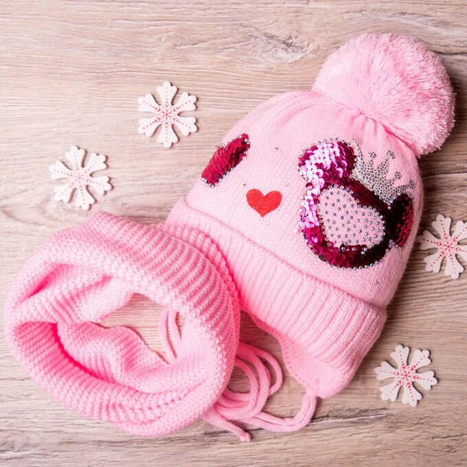 Набор шапочек. Шапка шарф. Малыш в розовой шапке. Шапка детская ярко розовая. Набор шапочек.