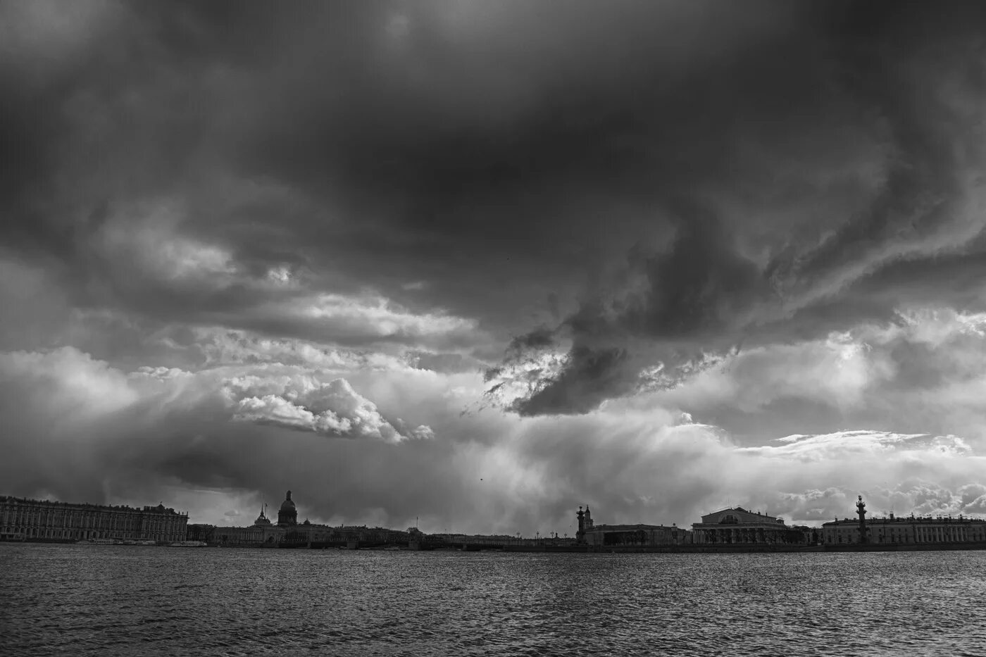 Серое небо серого города. Серое небо петербурга. питер темные тучи. серое небо над городом. черно-белое небо питера.