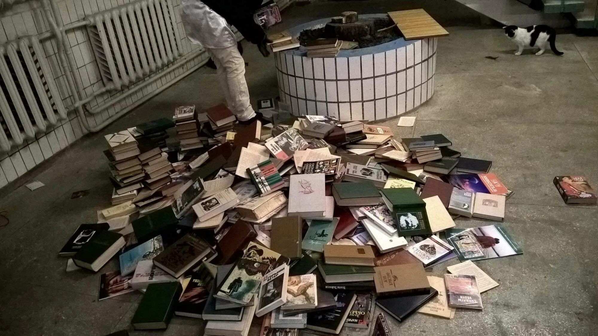 Куча всего. Уничтожение книг. Выброшенные книги. Куча старых книг. Фашистская библиотека