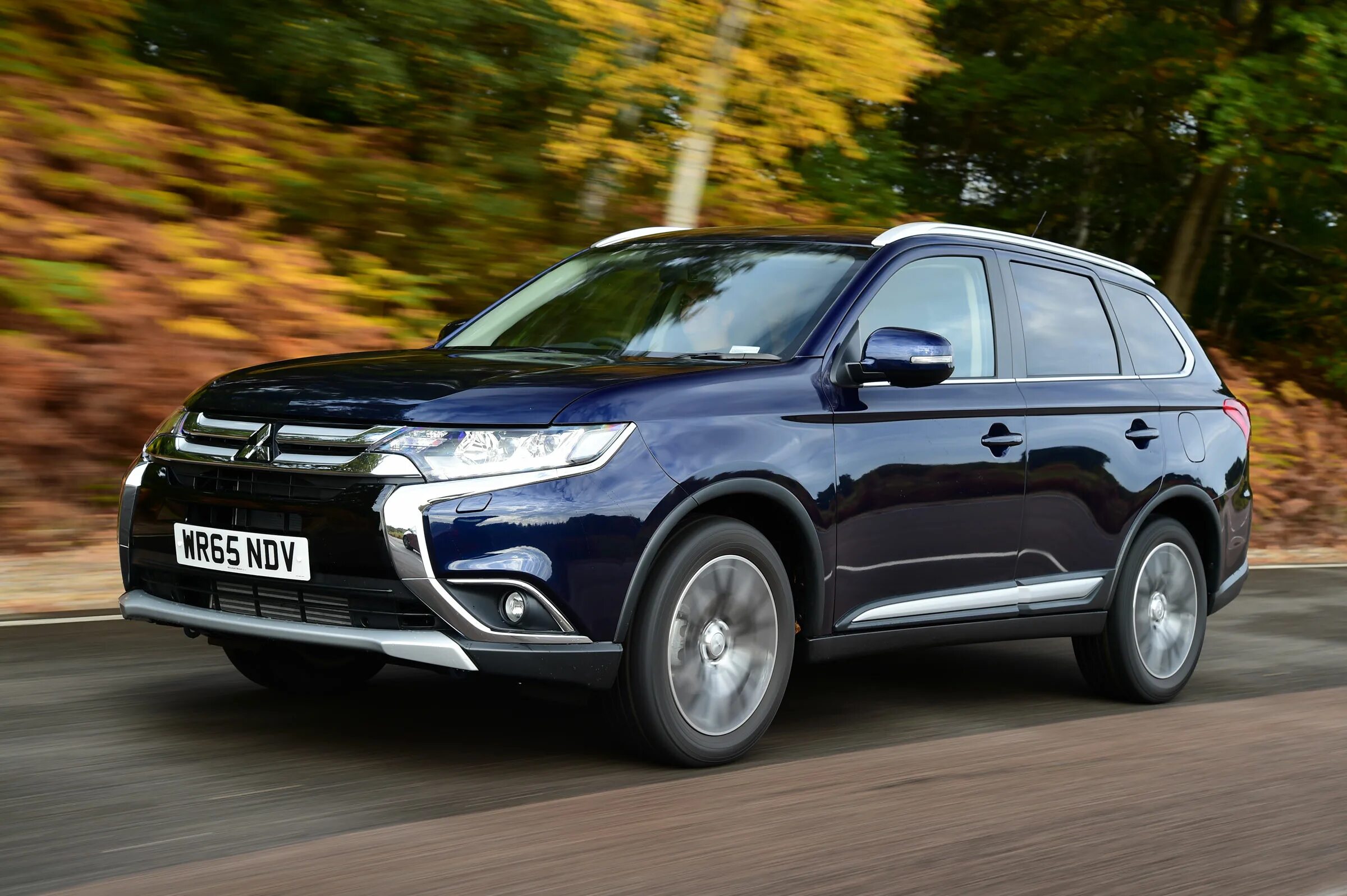 Mitsubishi outlander 2015 год. Mitsubishi Outlander 2015. Митсубиши Аутлендер 2015. Мицубиси Outlander 2015. Mitsubishi Outlander XL 2015.