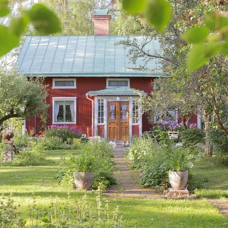 Провинция новая шотландия. Река дрина сербия. Вдали показалась пристань маленький красный домик выстроенный. Шведский деревенский дом. Домик на дереве красный.