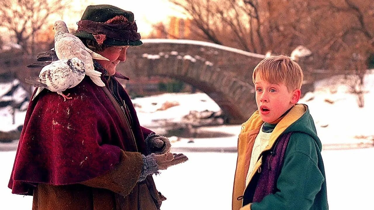 Один дома в каком городе. Один дома голуби. бабка из фильма один дома с голубями. кадры из фильма один дома в парке. парк из фильма один дома.