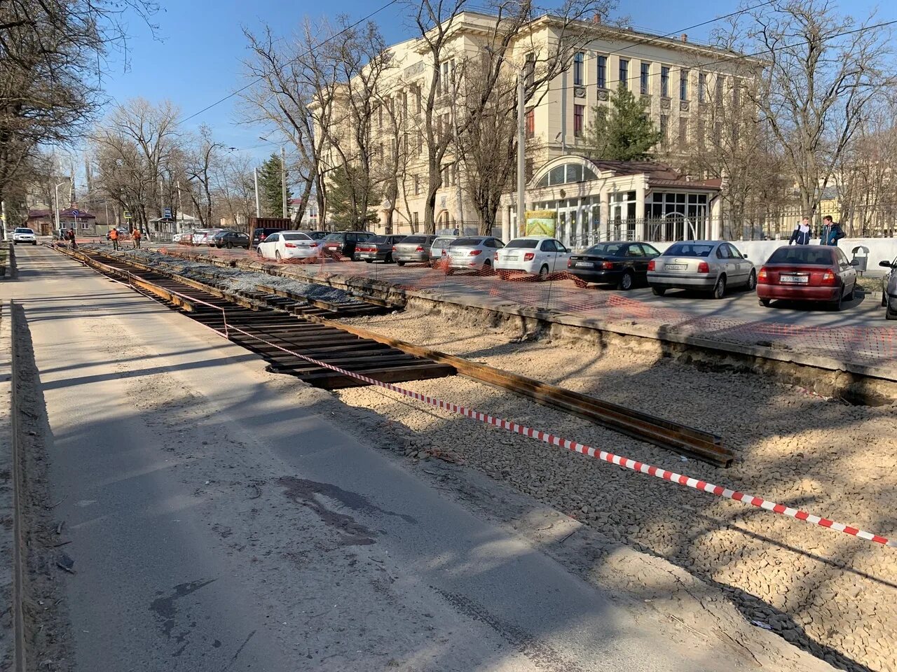 Трамвай уфа. Рельсы трамвая. Рельсы для трамвайных путей. Трамвайные пути в городе. Трамвайные пути в городе.