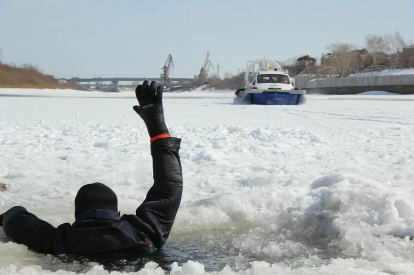 Тонкий лёд на реке. Человек на водоеме зимой. Тонкий лед. Человек по льдом.