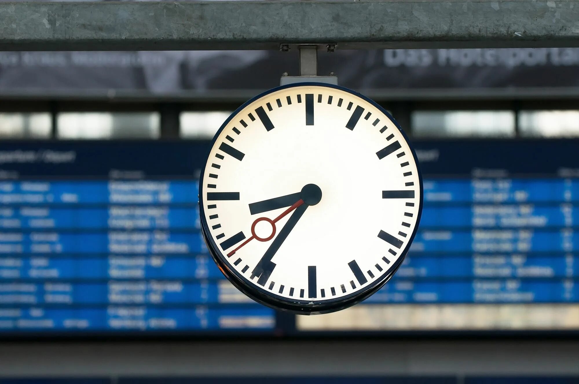 Включи часы на станции. Включи часы на станции. Часы у вокзала в вене. Mondaine часы вокзал. Электронные часы на вокзале.