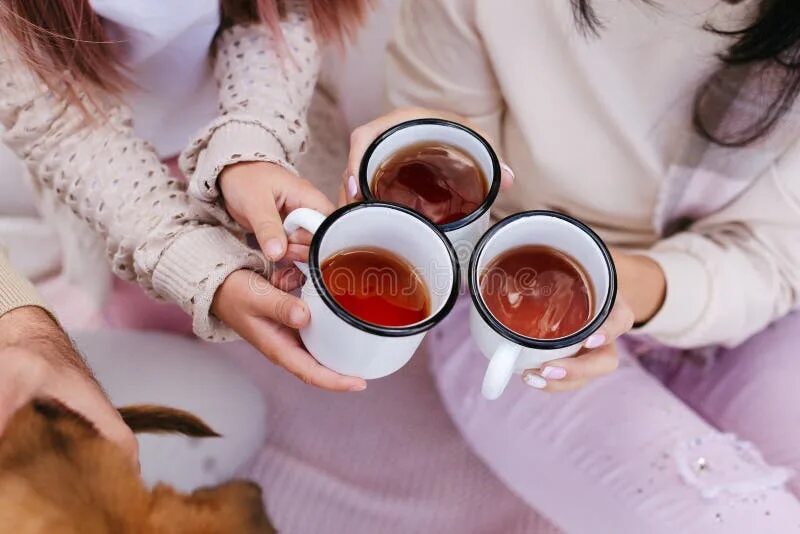 Пить чай из металлической кружки. Чокаются железные кружки чай. фото семьи с кружкой чая.
