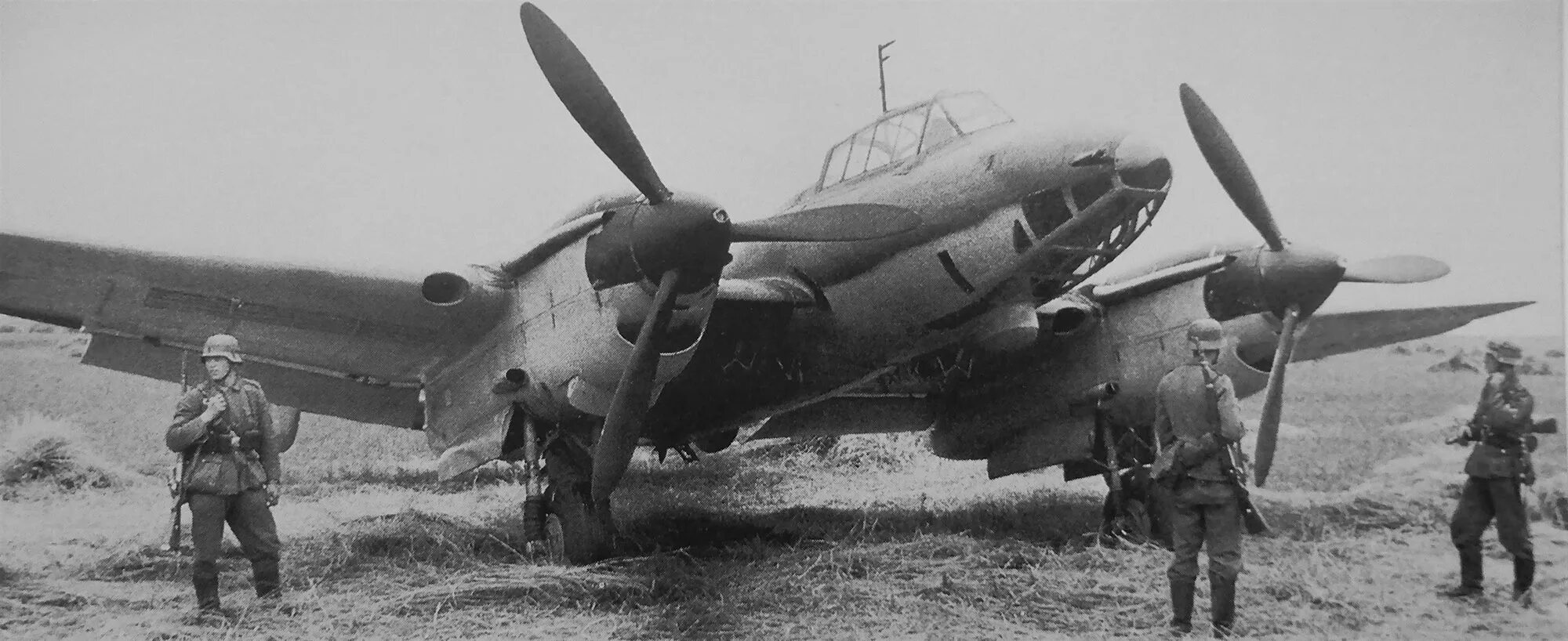 Пе 2 год. Пе-2 бомбардировщик. Пикирующий бомбардировщик в. Самолёт петлякова пе-2. Пе-2 бомбардировщик.