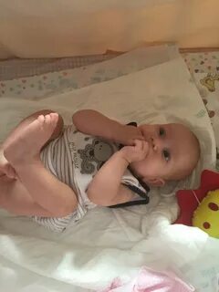 1 месяц дергает ногами