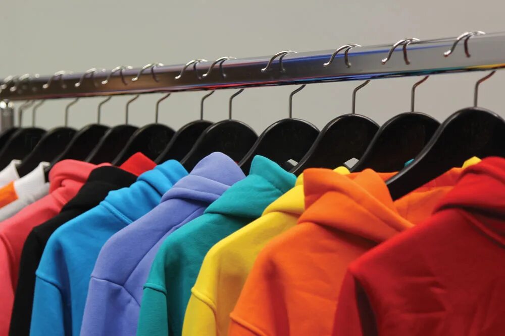 Свитер на вешалке. Вязаные вещи на вешалке. Теплый свитер. Кофта на вешалке. Кофта детская.