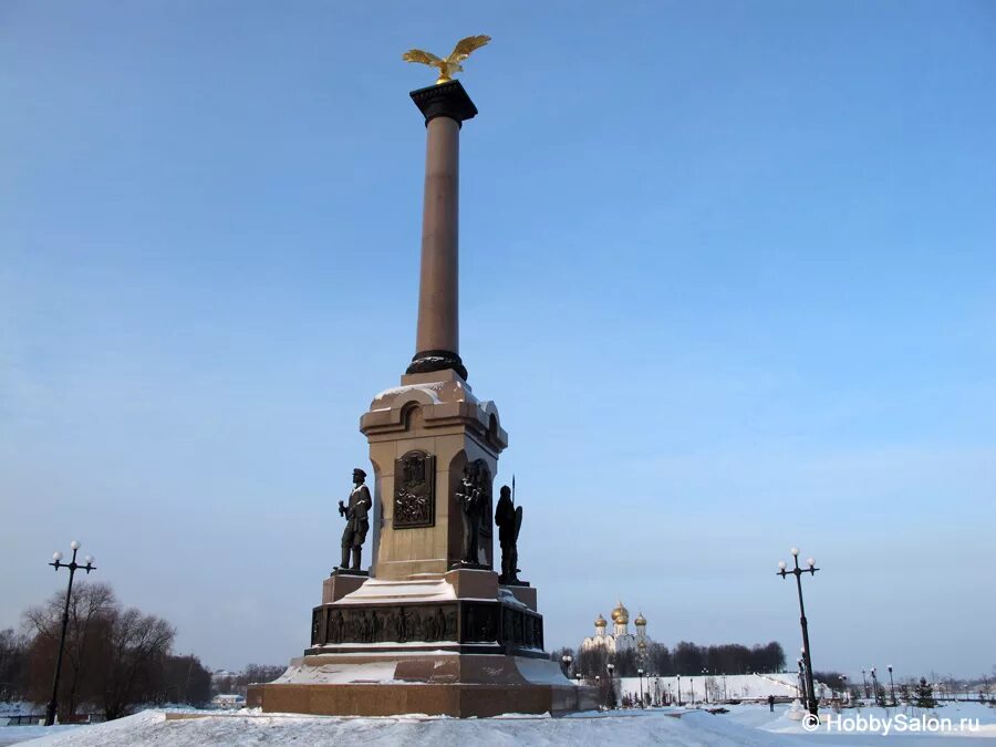 Какие памятники есть в ярославле. Памятник тысячелетию Ярославля. Памятник 1000 стрелка Ярославль.