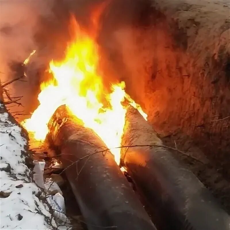 Горячая прокатка металла. Факел сжигания попутного газа. Природный газ. Огонь труба. Горящая трубка.