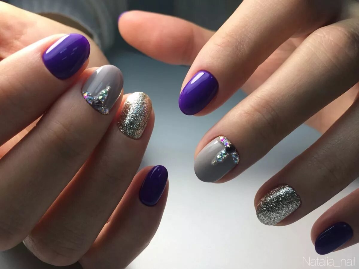 маникюр сиреневый с серым. маникюр молочный с фиолетовым. маникюр серый с фиолетовым. серофеолетовый маникюр. маникюр сероскреневый.
