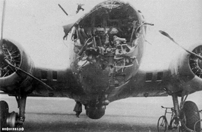 На честном слове и одном крыле. B-17 долетел. На честном слове и на одном крыле. Четырехмоторного Boeing b-17g. Battle-Damaged b-17 Flying.