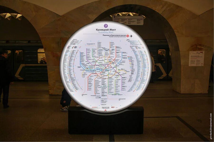 Метро кузнецкий мост на карте метрополитена. Указатели на станциях метро. Схема линий московского метрополитена 2023. Карта кольцевой линии метро москвы. Бкл московского метро схема большой кольцевой.