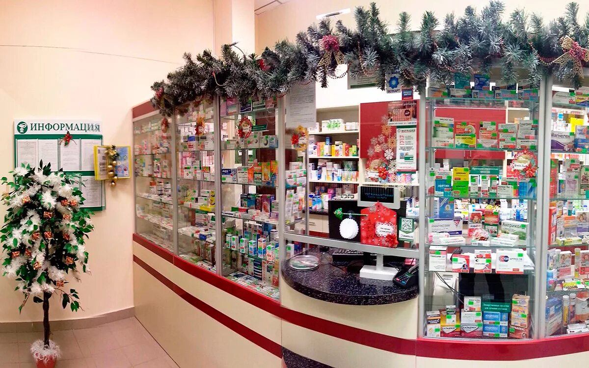Аптк. Новогоднее украшение аптеки. Новогодний декор аптеки. Украсить аптеку к новому году. Украшения витрины аптеки.