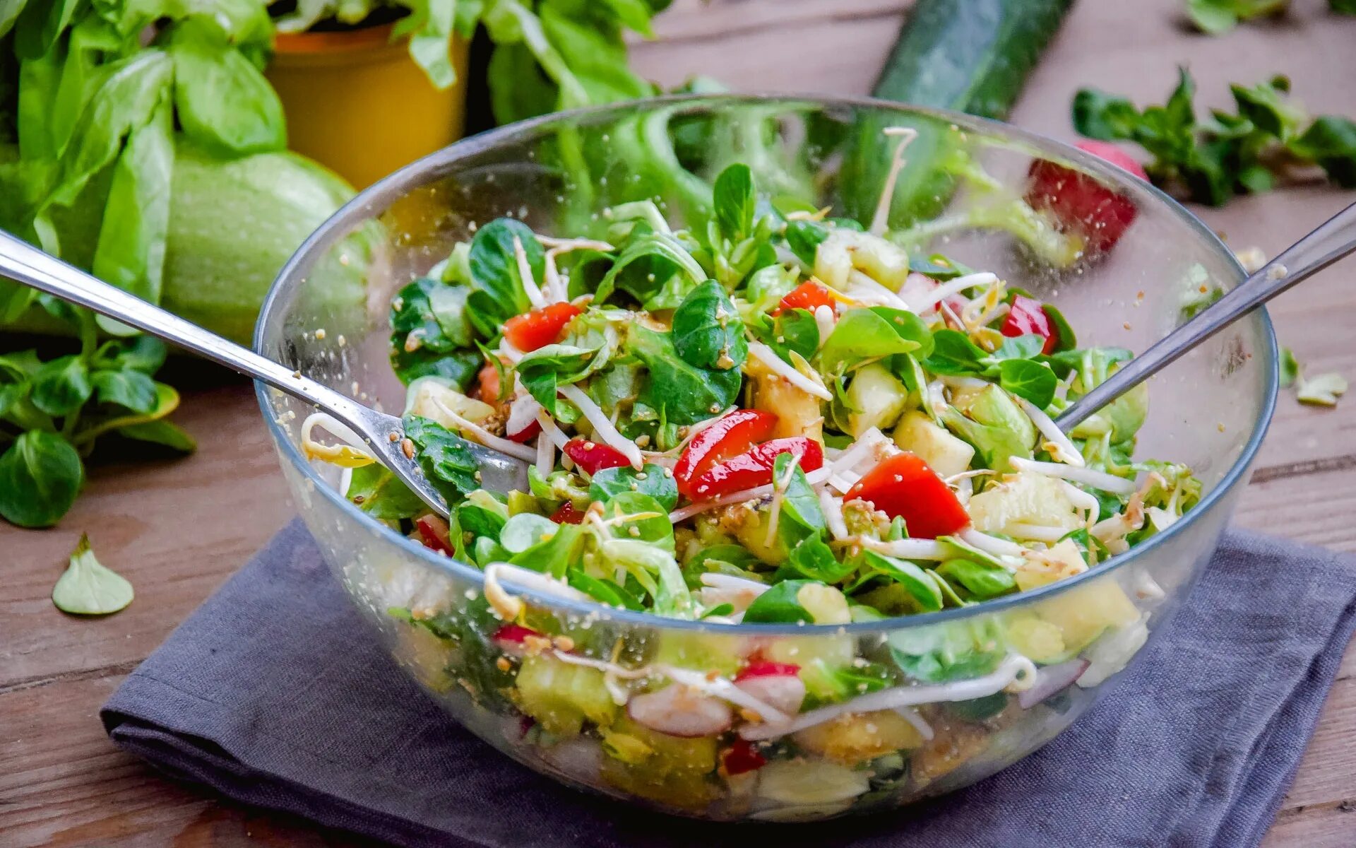 Салат. Полезные салаты для здоровья. Салат из овощей. Овощной салат классический. Салат с овощами без мяса