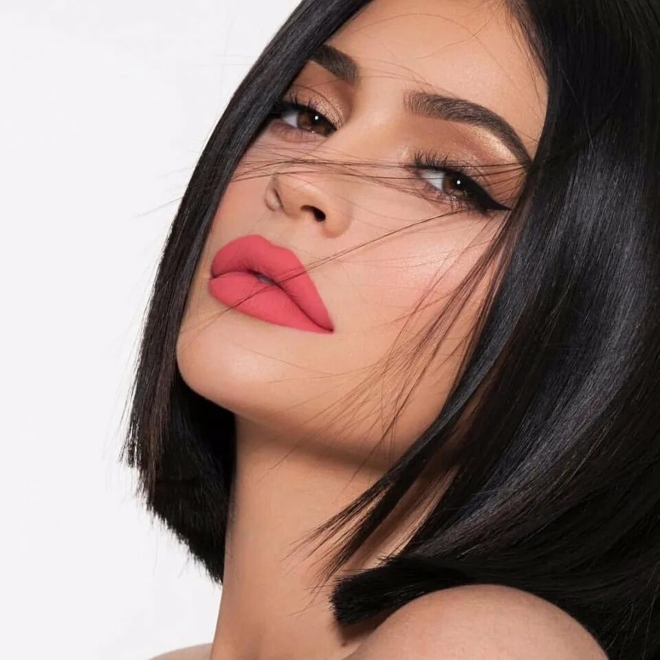 Макияж для каре. Кайли дженнер яркий макияж. Каре со стрелками. Стрижка сессон каскад. Каре блант боб 2021.