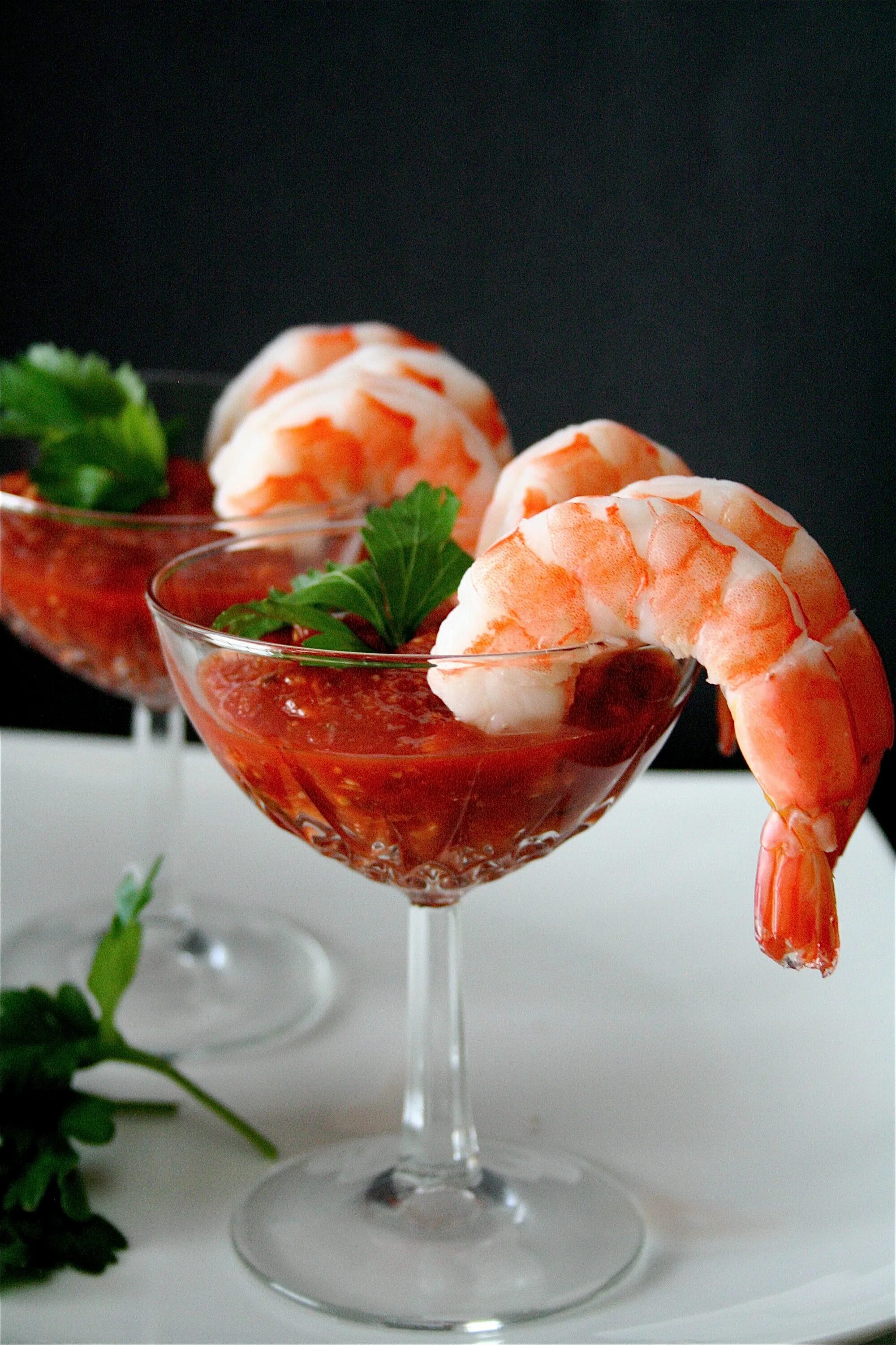 Коктейль на ужин. Шримп коктейль. Shrimp Cocktail с соусом. Креветки в бокале.