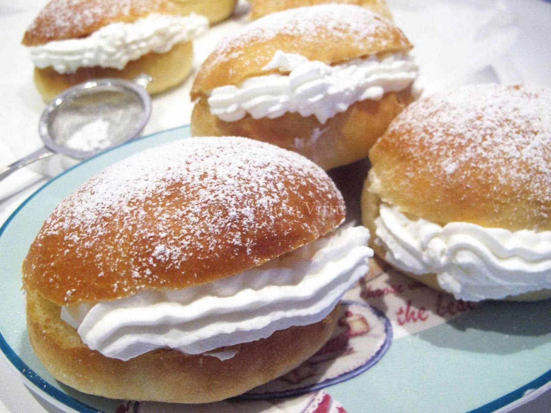 Плюшки сердечки с сахаром. Горячие булочки. Булочки сердечки. Папа для сладкой булочки аудиокнига. Коннор сладкая булочка.