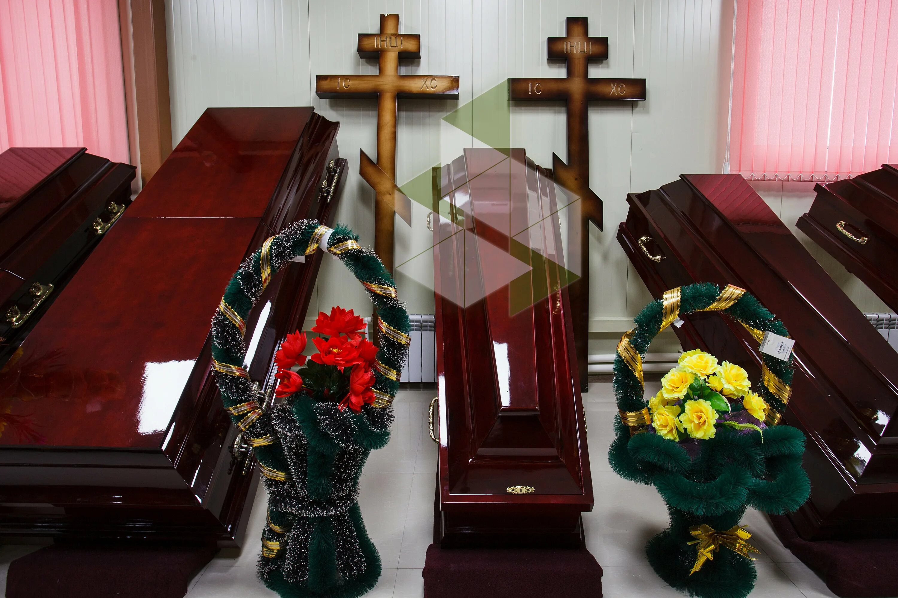 Гроб крест. Гробы венки кресты. Гроб с крестом. Крышка гроба. Крест пластиковый на гроб.