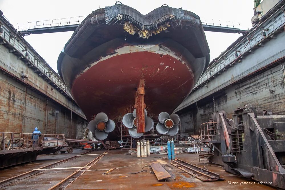 Ледокол 22220 винты. Капитан белоусов ледокол в доке. Винты ледокола арктика. Врк винторулевая колонка. Винт ледокола.