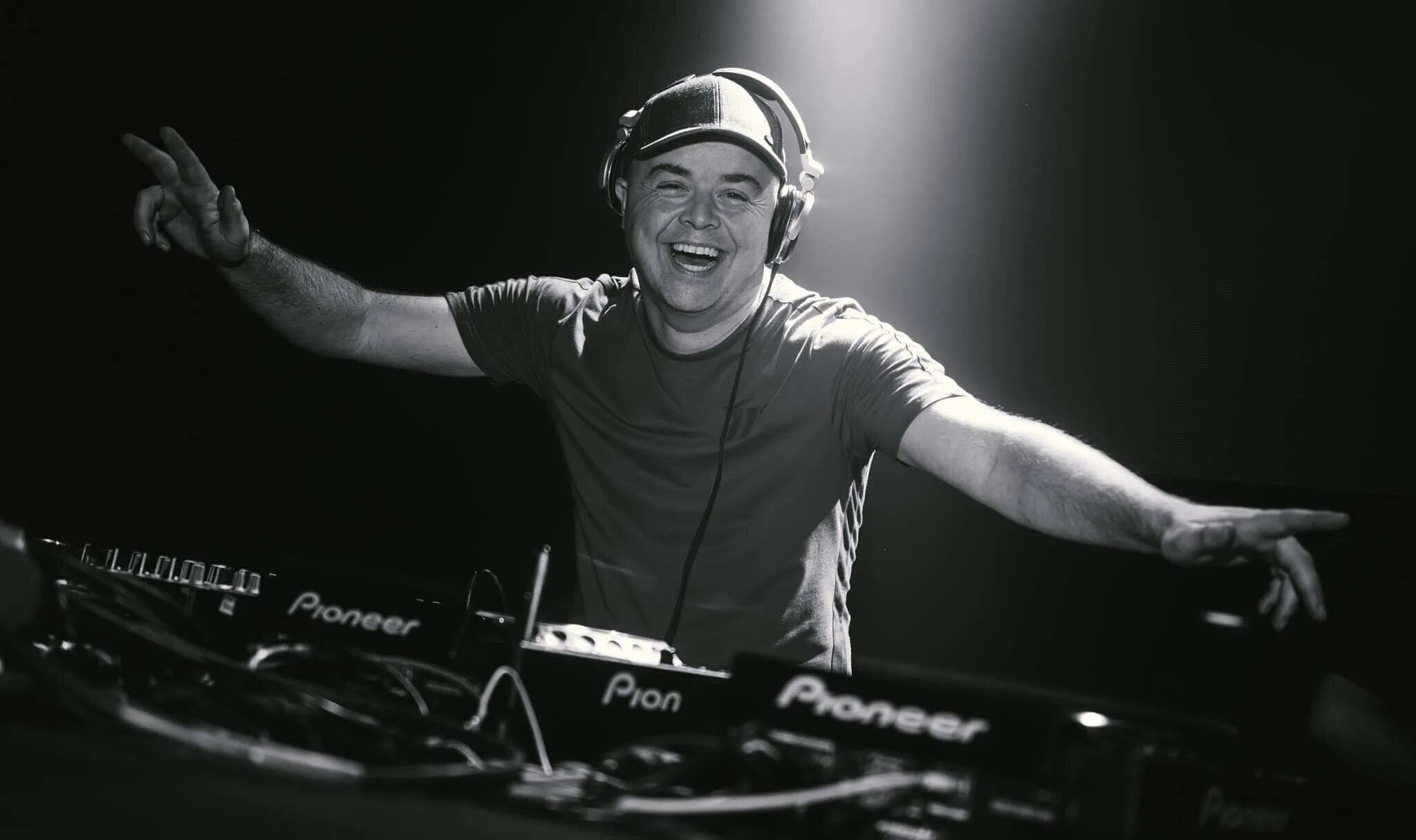 Ben started. Dj benny. бен дж пирс miss benny.