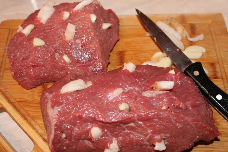 Мясо пошагово с фото. Кусок говядины в духовке. Говядина запеченная в духовке куском. Цельный кусок говядины в духовке.