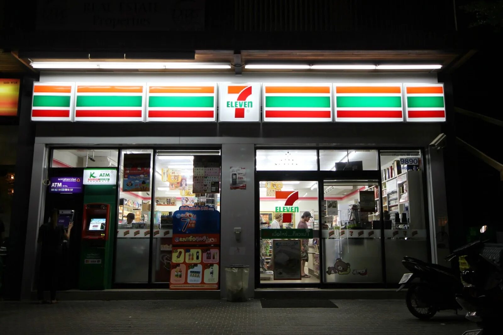 7 11 shop. Севен Элевен США. 7eleven Supra. Севен Элевен в Китае. 7 Eleven Япония.