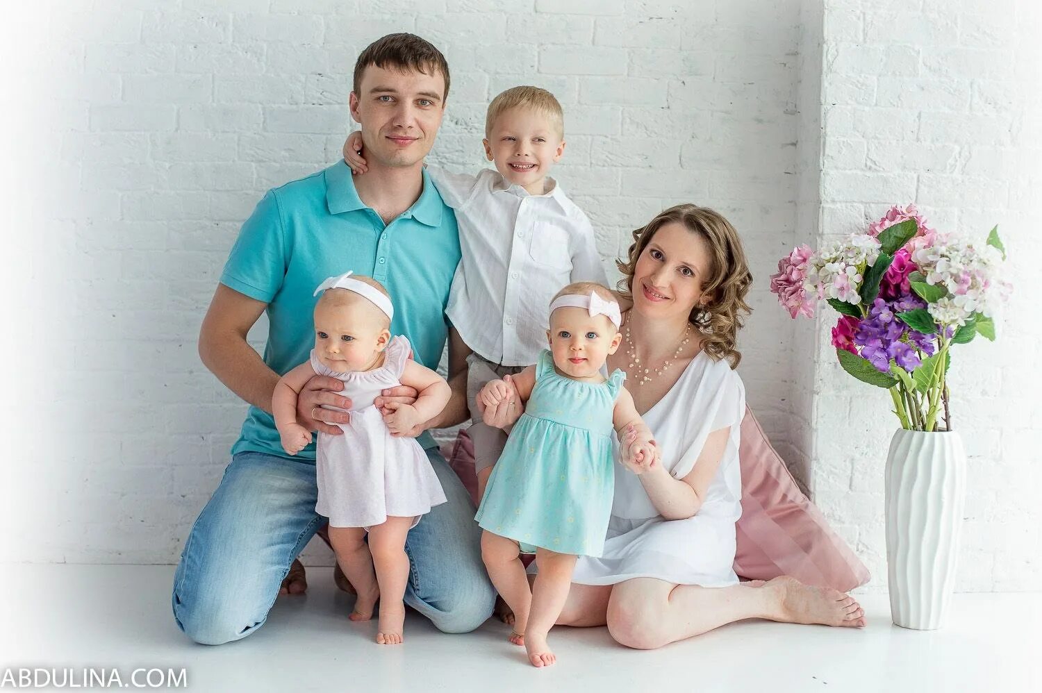 Оригинальные семейные фотосессии. Портретная фотосъемка семьи. Семья на год 3. Красивые семейные фотосессии. Новогодняя фотосессия семейная.