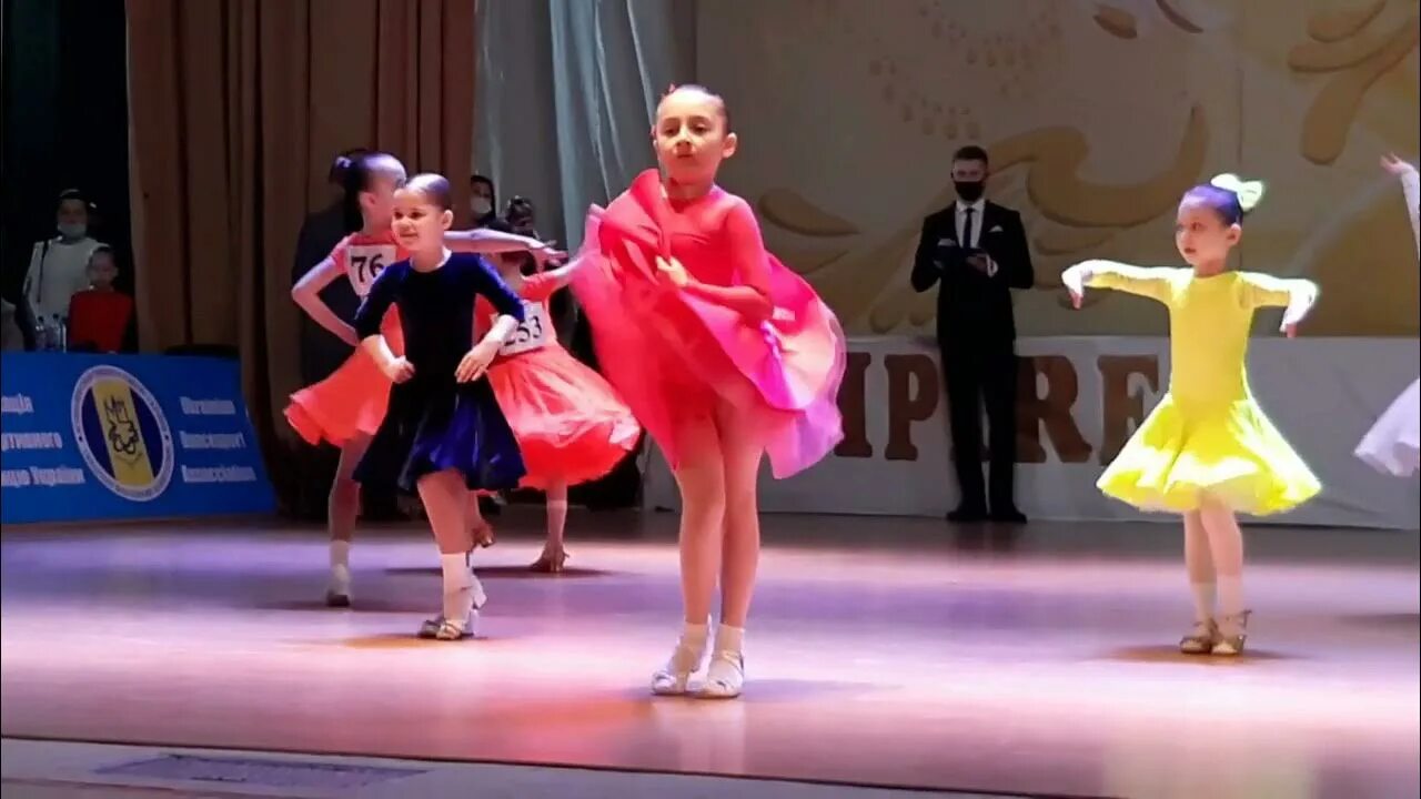 Танец детей в школе видео. Детские бальные танцы видео 6-7 лет. чачача танец соло. ча-ча-ча танец малыши.