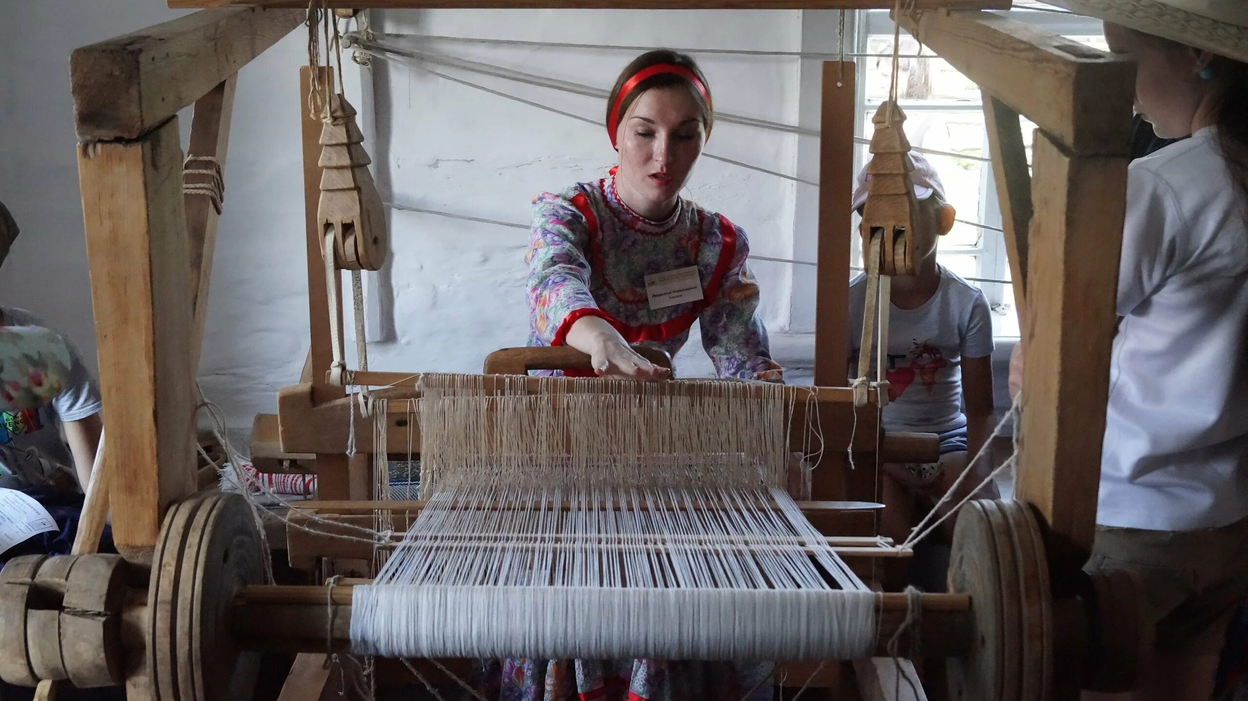 Девушка ткачиха. Ткачихи кэрлин. Маковский ткачиха. Ткач профессия. Музей русская изба екатеринбург.