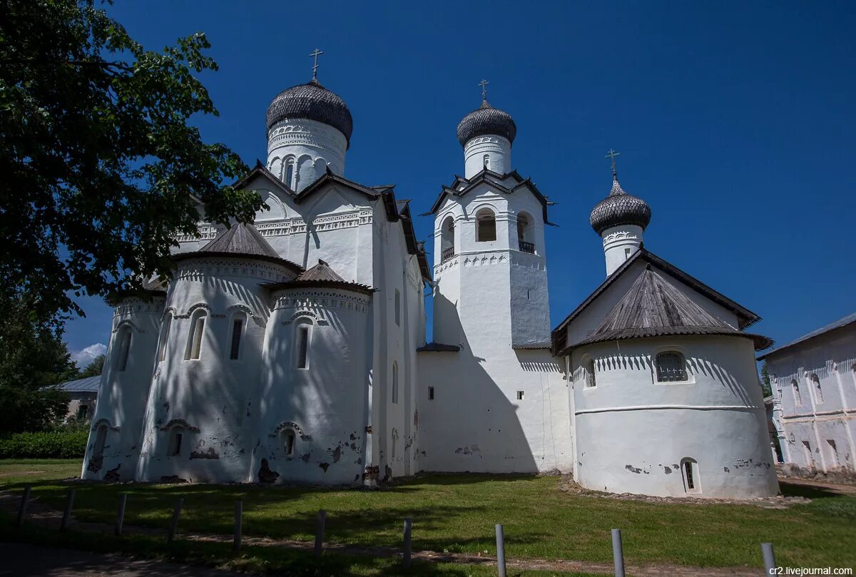 Новгородской областях россии. Спасо-Преображенский монастырь Старая Русса. Старая Русса Новгородская область. Старая Русса Преображенский монастырь Аэрофотоснимок. Древний городок в Новгородской области.