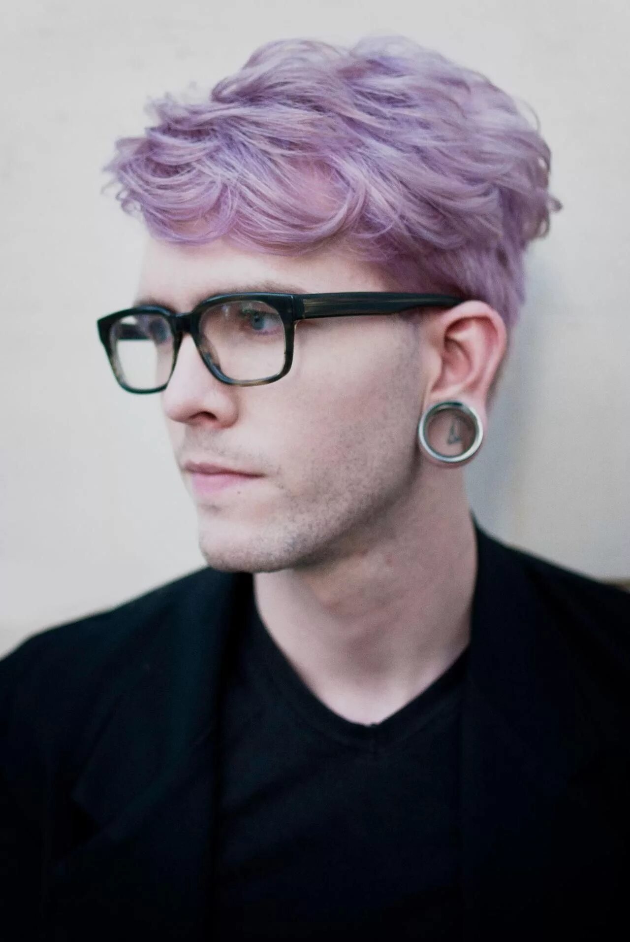 Фиолетовый мужской цвет. Парень с фиолетовыми волосами. Цветные волосы у парней. Фиолетовые волосы у мужчин. Мужская прическа с фиолетовыми волосами.
