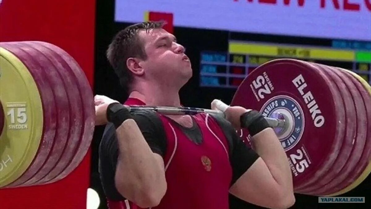Рекорд штанги над головой. Ловчев алексей тяжелоатлет рекорд. Леонид тараненко рекорд. Ловчев алексей тяжелоатлет рекорд. Спортсмен со штангой.