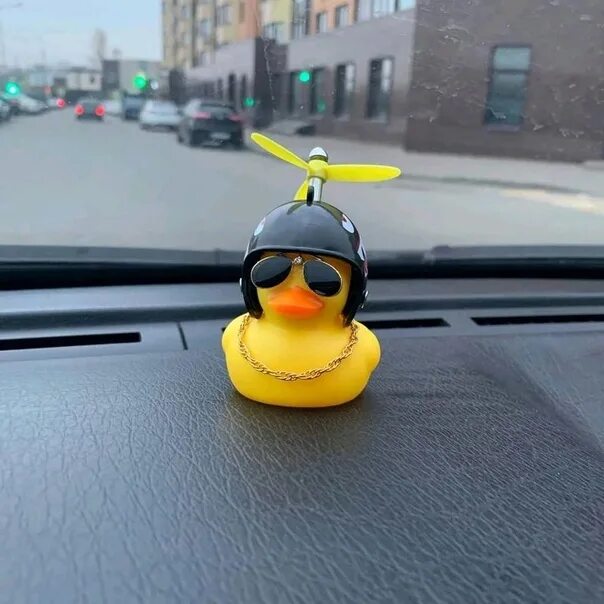 Игрушка для машины утенок. Резиновая уточка в машину. Уточка на панель авто. Уточка в кепке с пропеллером. Уточка в машину.