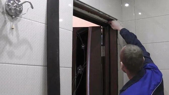 Как установить дверь в ванную комнату. Дверь с добором в ванной. монтаж двери в ванную комнату. дверь в ванную с добором. добор дверной в ванной.