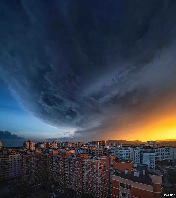 Рассвет Новороссийск. Тучи над городом. Грозовые облака над городом. Небо над городом. На москву надвигается ураган