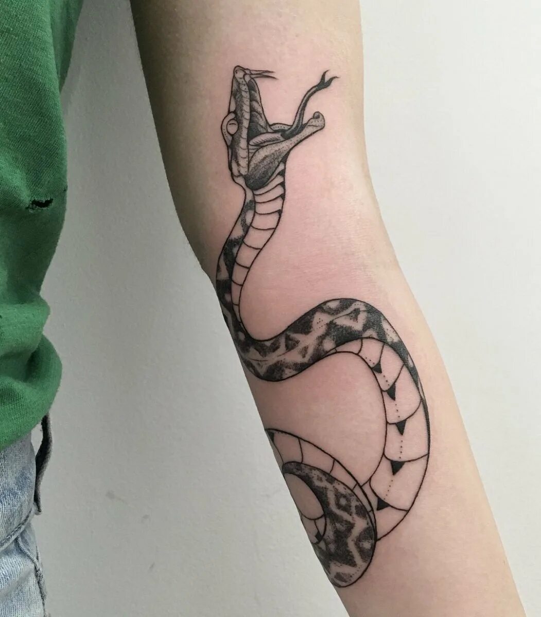Тату змеи. Татуировки змея на руке женские. Тату змея для девушек. Тату змея на руке девушки.