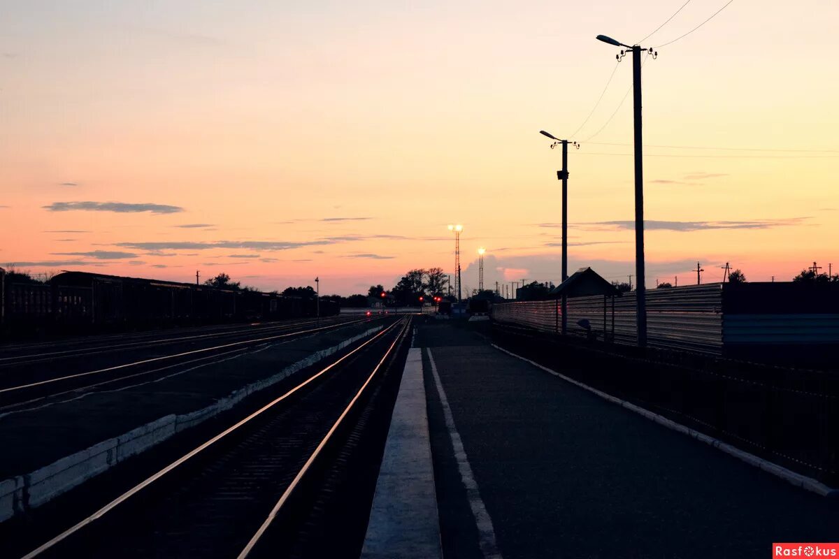Дембеля в поезде. Поезд домой. Вагончик тронется перрон. Жд вокзал перрон архангельск. Электрички в сицилии фото.