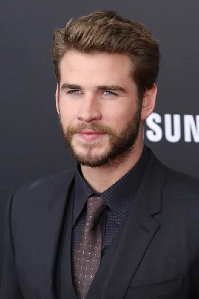 Ведьмак лиам хемсворт. Лиам хемсворт прическа. liam hemsworth hairstyle. лиам хемсворт 2025. лиам хемсворт покерфейс.