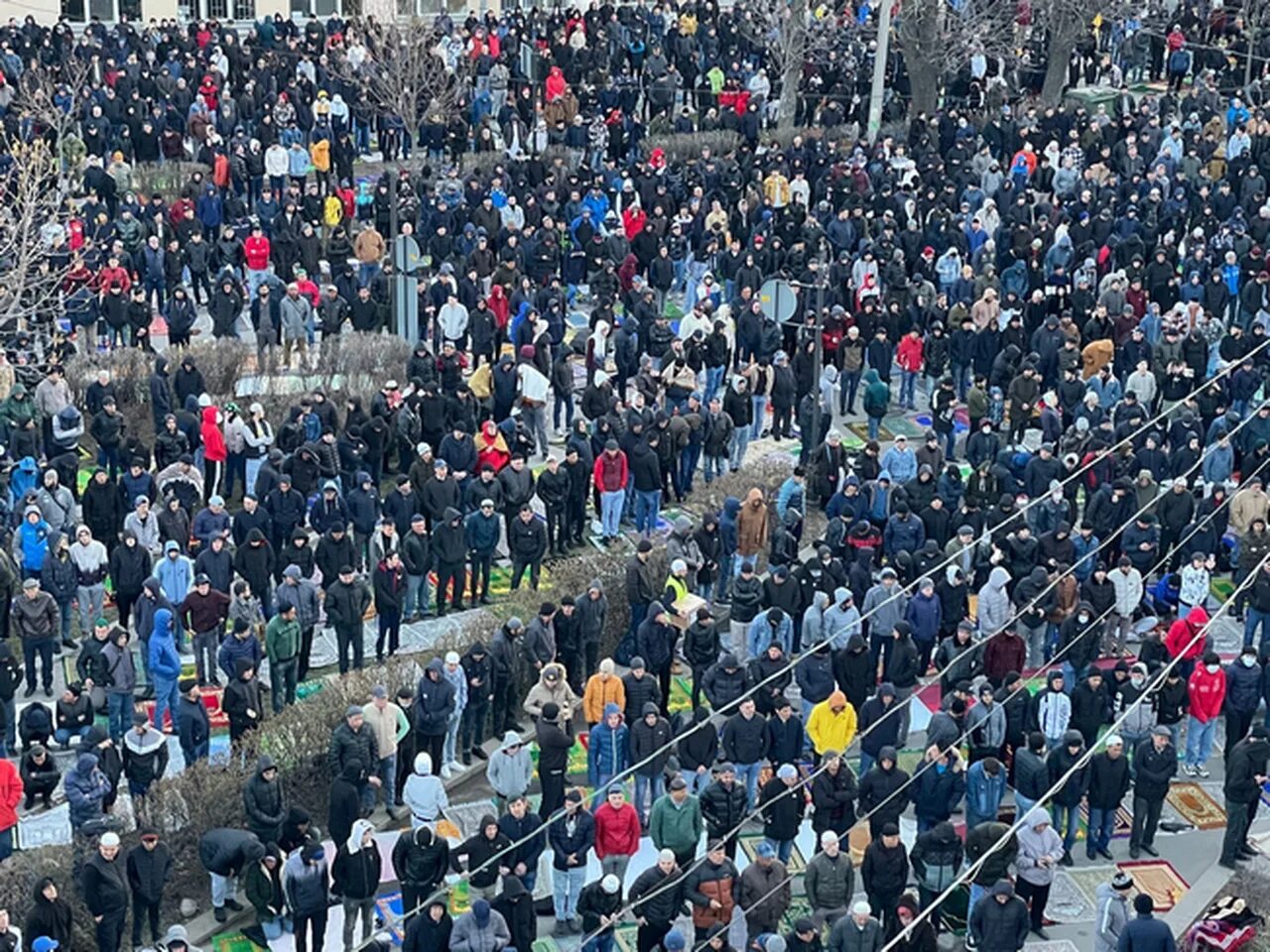 Праздничные намаз ураза байрам 2024 в москве. Ураза-байрам в Санкт-Петербурге. Мечеть в Санкт-Петербурге на Ураза байрам.