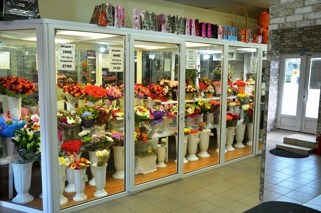 Купить розы в цветочном магазине. Магазин цветов. Розы в цветочном магазине. Магазин цветов в мире. Цветочный магазин рядом.