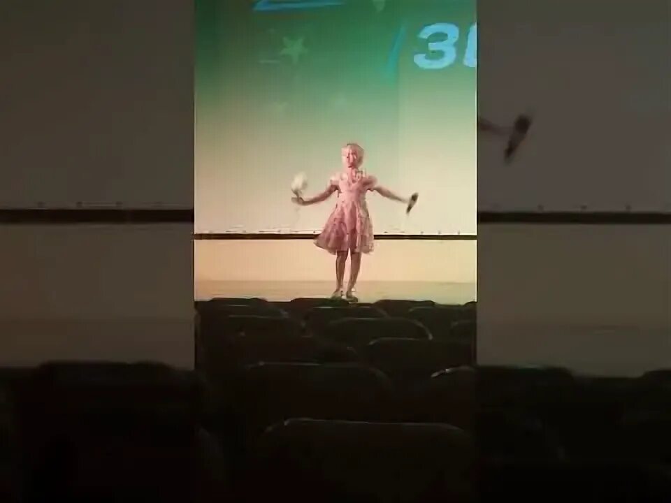 Текст песни ромашка белая лепесточки. Научила на ромашке меня бабушка гадать минус. Научила на ромашке меня бабушка гадать. Ромашка белая лепесточки нежные ноты. Научила на ромашке меня бабушка гадать минус.