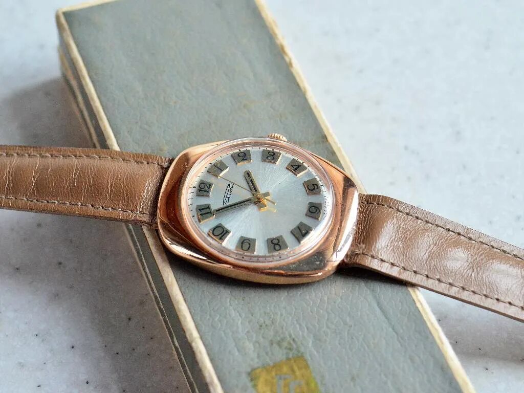 часы мужские золотые ракета. леонид брежнев часы. часы брежневой. часы брежнева.