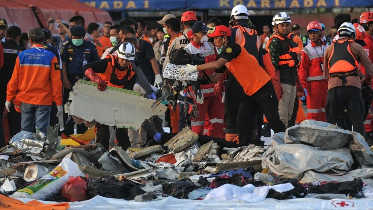 Покажи крушение. Боинг 737 Индонезия катастрофа. Авиакатастрофа Боинга 737-500. Индонезия. Катастрофа Boeing 737 возле Джакарты. Авиакатастрофа в Джакарте.