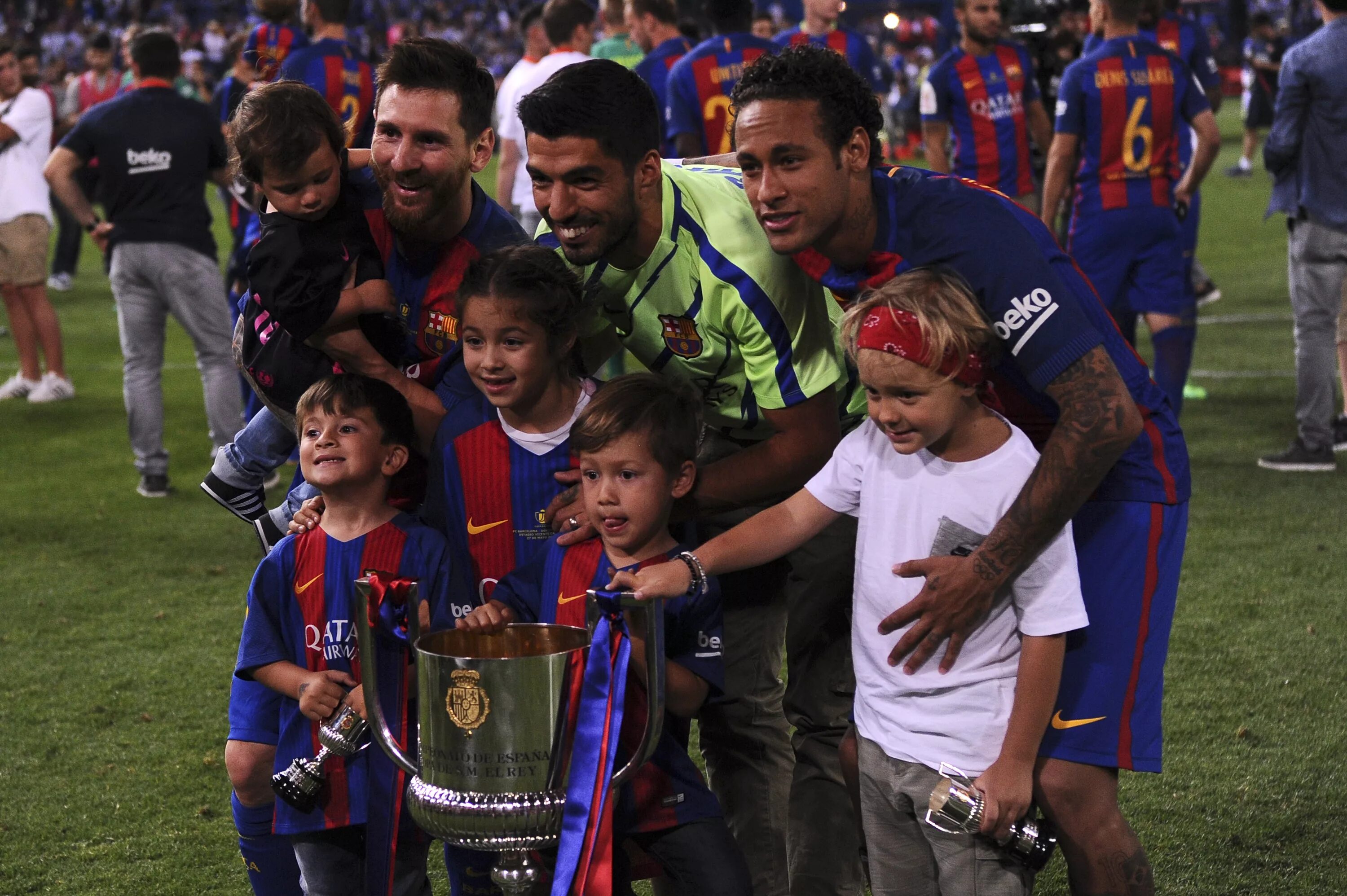 Лионель месси и его дети. Жена лео месси. Месси футболист жена дети. Жена футболиста серхио рамоса. Месси и его жена.