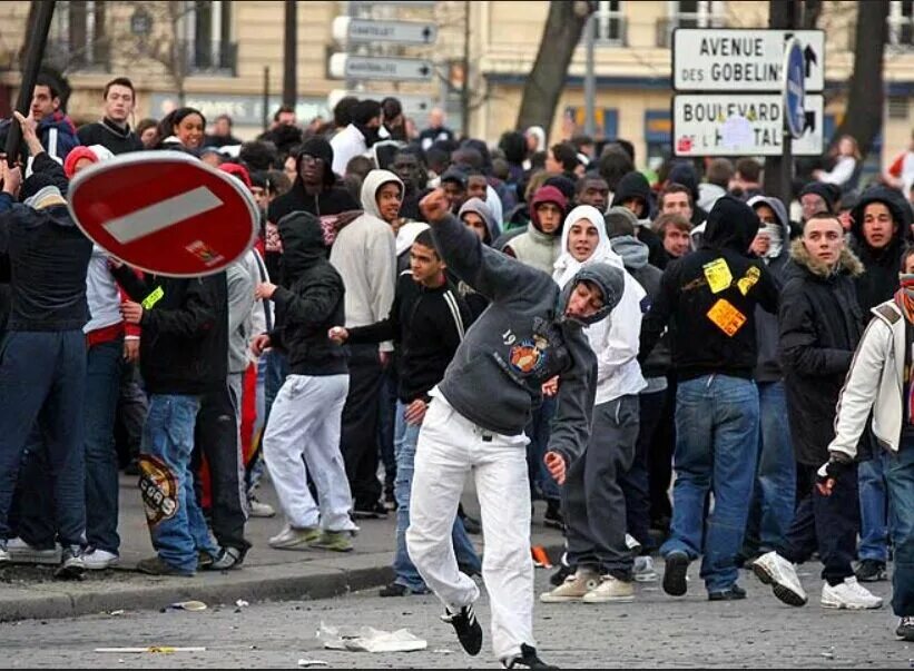 Европа нападение. Погромы мигрантов во Франции. Арабы в Париже. Негры в Европе. Мигранты в Париже.