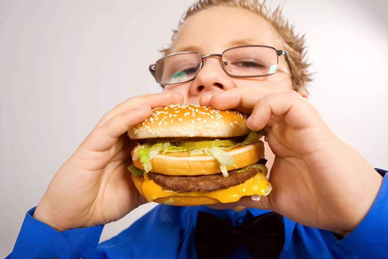 Гамбургеры ожирение. Неправильное питание. Толстый человек ест фастфуд. Фаст фуд и ожирение дети.